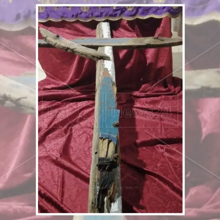 Una croce con i resti della barca naufragata, l’omaggio ai migranti morti a pochi metri dalla salvezza