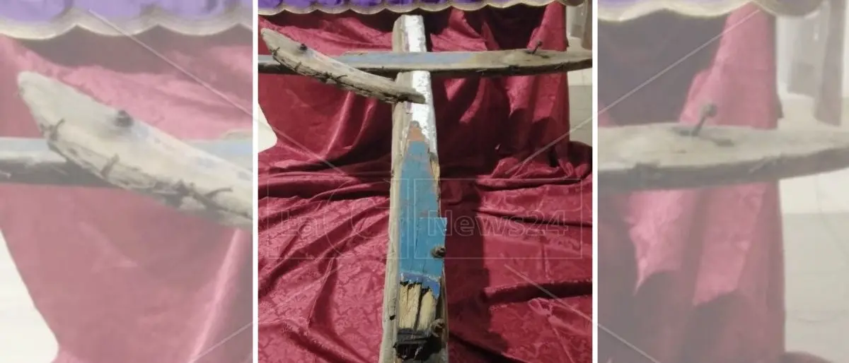 Una croce con i resti della barca naufragata, l’omaggio ai migranti morti a pochi metri dalla salvezza