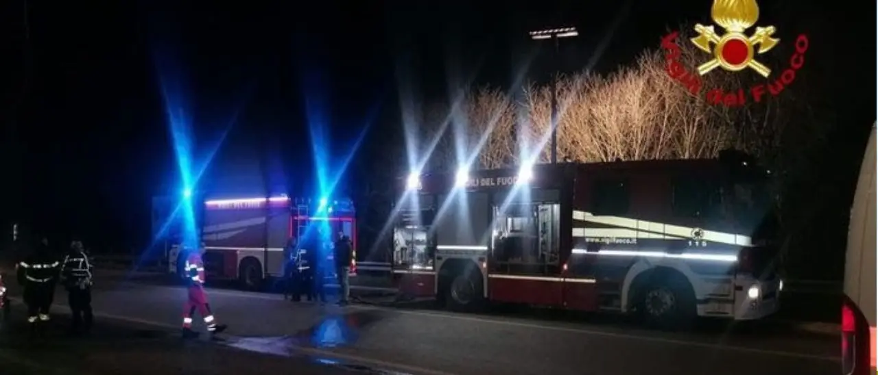 Incendio nel Milanese, a fuoco alcune baracche: morto un senzatetto, ferita una donna