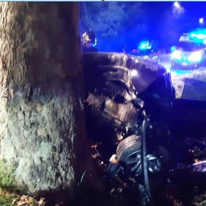Incidente nel Trevigiano, auto si schianta contro un platano: morte due ragazze di 17 e 19 anni