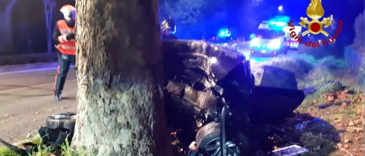 Incidente nel Trevigiano, auto si schianta contro un platano: morte due ragazze di 17 e 19 anni