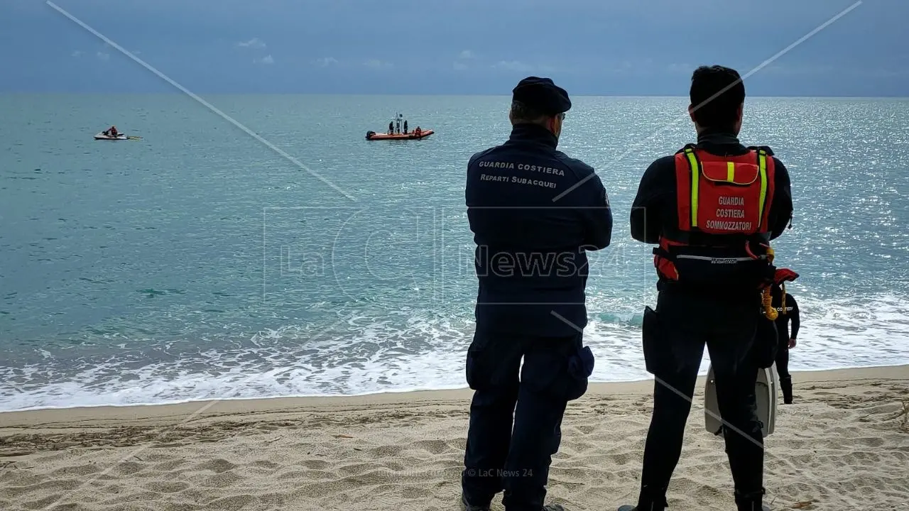 Strage a Cutro, riprese le ricerche in mare: tra i 30 e i 50 i migranti dispersi