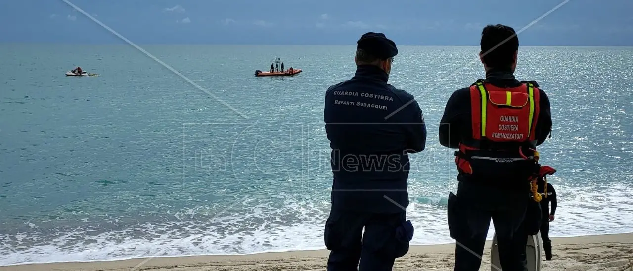 Strage a Cutro, riprese le ricerche in mare: tra i 30 e i 50 i migranti dispersi