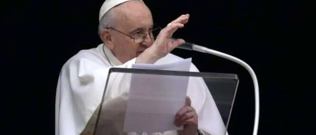 Strage di migranti, il Papa: «Le acque del Mediterraneo non siano più insanguinate, fermare i trafficanti»