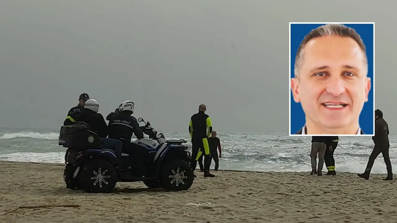 Il sindaco di Botricello perlustra la spiaggia di Cutro con un quad: «Trovare corpi di bimbi sconvolge»