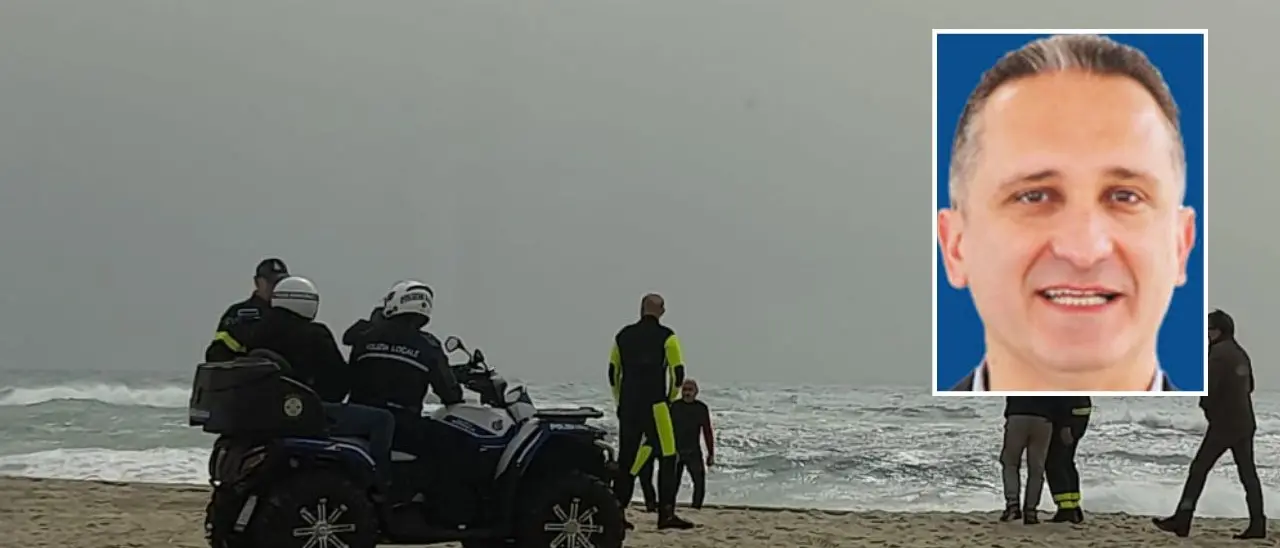 Il sindaco di Botricello perlustra la spiaggia di Cutro con un quad: «Trovare corpi di bimbi sconvolge»