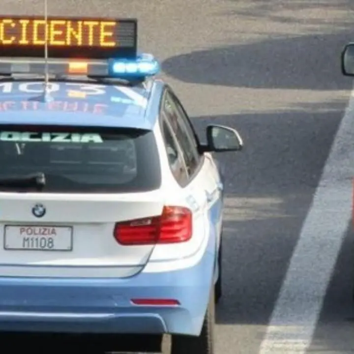 Incidente sull’A14, camion tampona autobus: c’è un morto