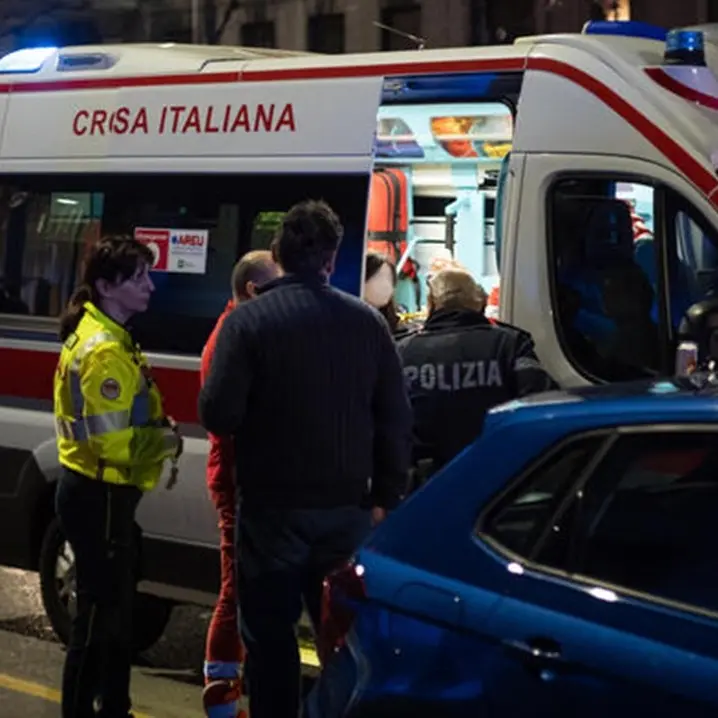 Milano, passanti accoltellati in strada: ci sono diversi feriti