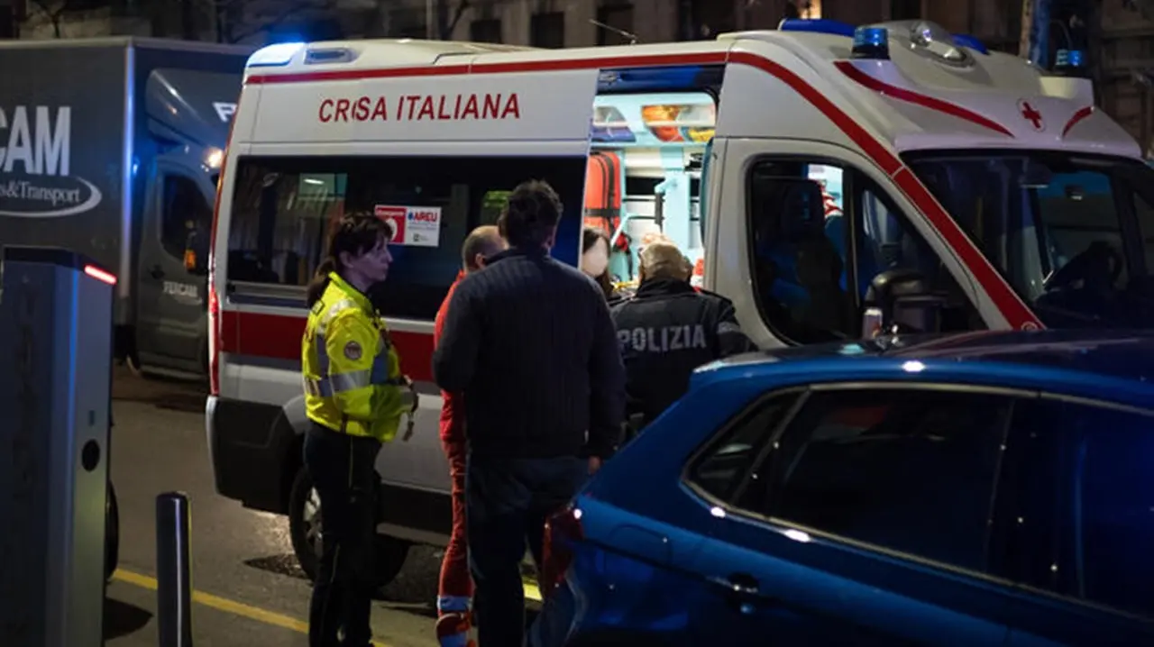 Milano, passanti accoltellati in strada: ci sono diversi feriti