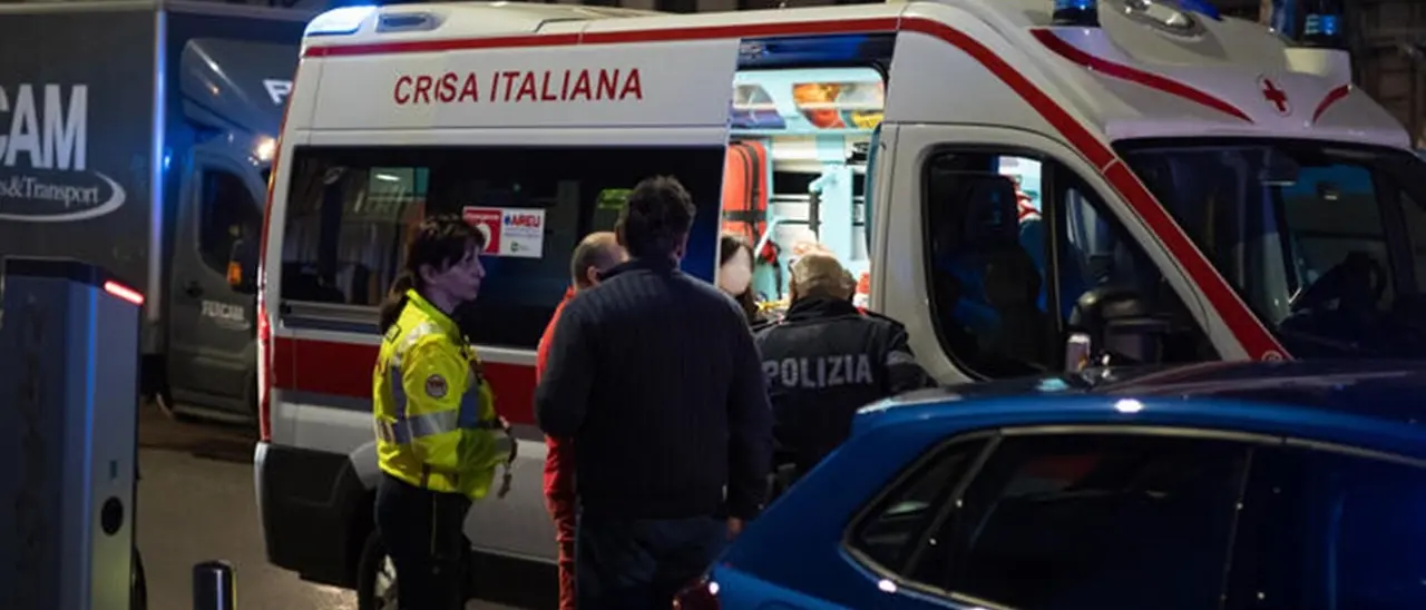 Milano, passanti accoltellati in strada: ci sono diversi feriti