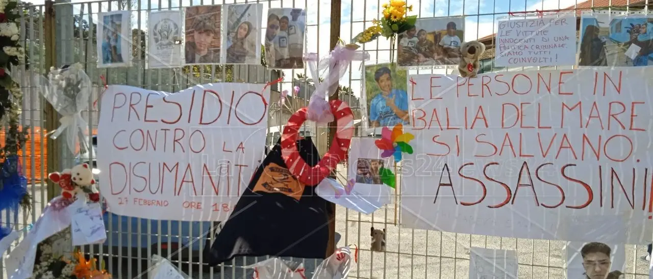 L’Ambasciata afghana omaggia le vittime del naufragio: un cartello con le condoglianze appeso ai cancelli del Palamilione