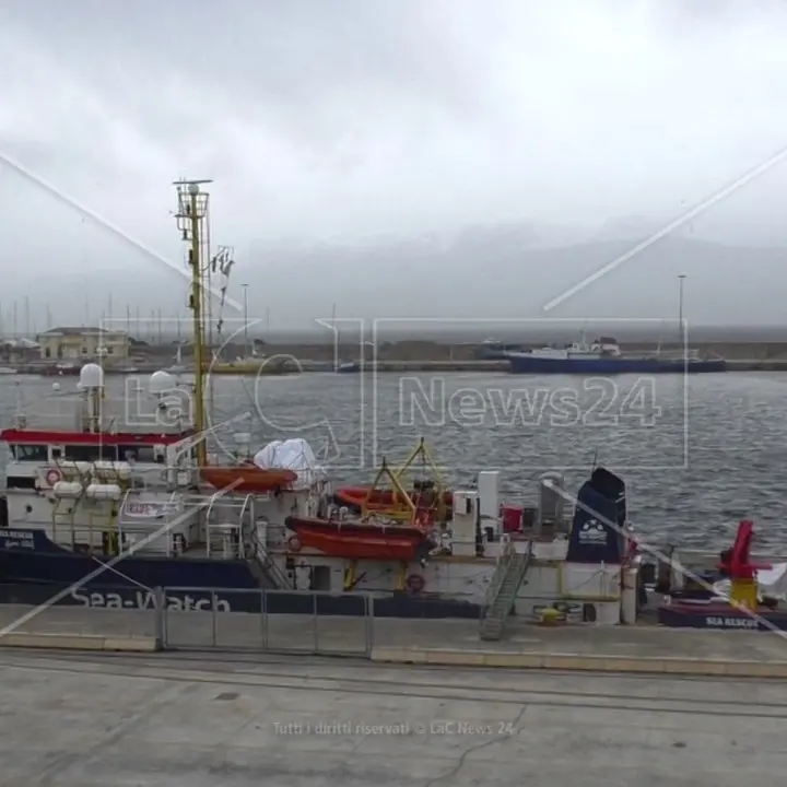 Tragedia Cutro, Sea Watch con nave ancora bloccata nel porto di Reggio: «Una strage di Stato»