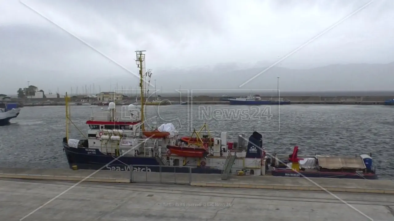 Tragedia Cutro, Sea Watch con nave ancora bloccata nel porto di Reggio: «Una strage di Stato»