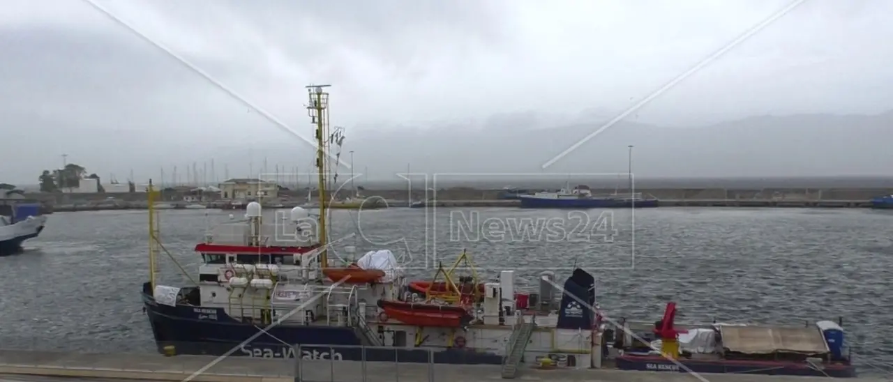 Tragedia Cutro, Sea Watch con nave ancora bloccata nel porto di Reggio: «Una strage di Stato»
