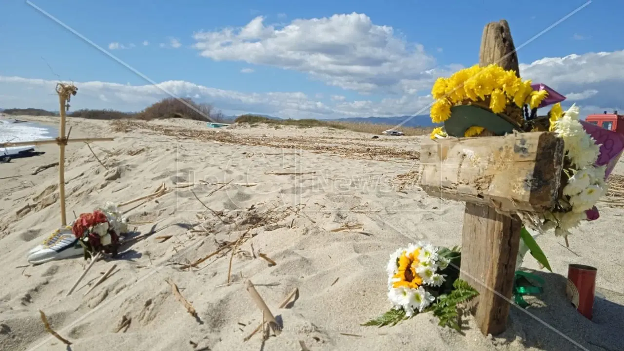 Un monumento simbolo dell’accoglienza e del cordoglio sulla spiaggia di Cutro: un impegno corale affinché i riflettori non vengano spenti