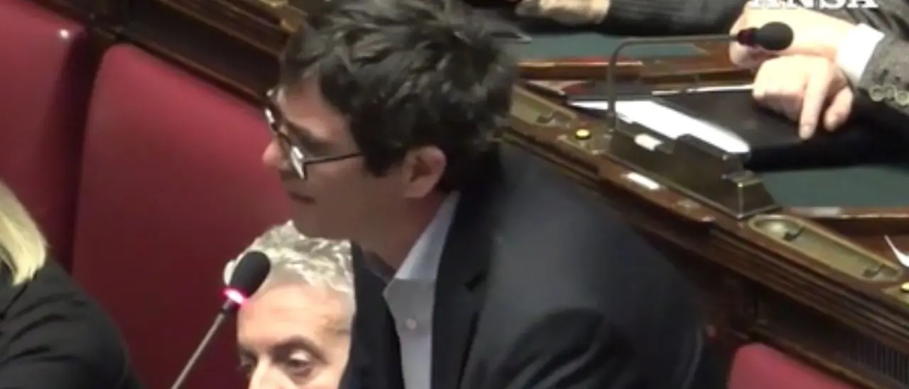 Fratoianni (Avs): «Il Governo naufraga nell’ipocrisia, solo ora portano i superstiti di Cutro in hotel»