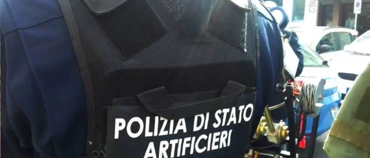 Bomba trovata nel Reggino, l’ordigno è stato fatto brillare dagli artificieri: indagini in corso