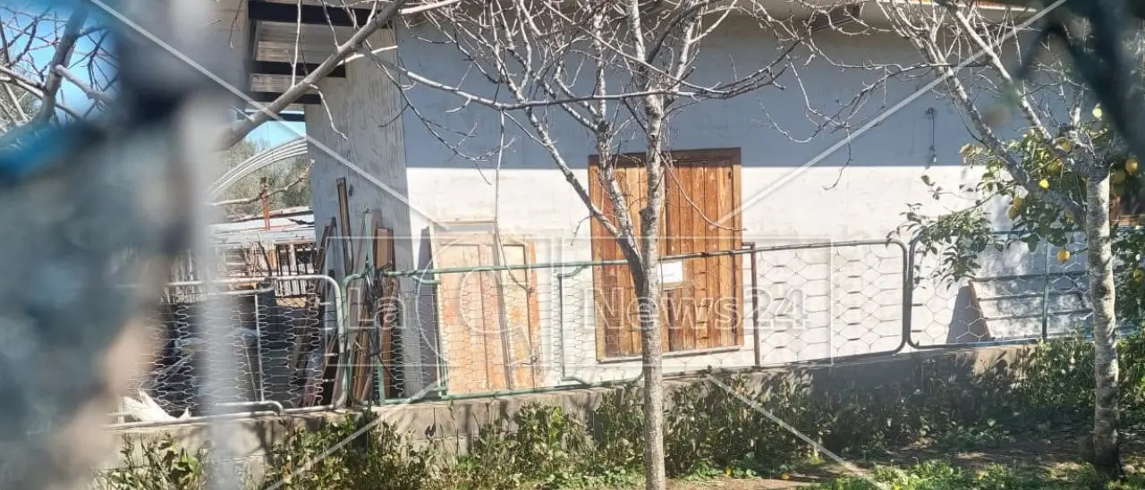 Omicidio nel Reggino, donna trovata morta in un appartamento a Rosarno: fermato il compagno