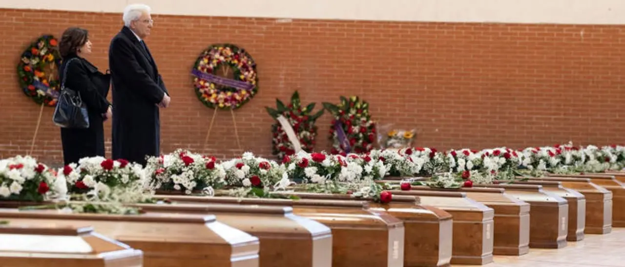 Via i morti, arriva la Meloni: gli interrogativi sulla scelta del Viminale di sgomberare la camera ardente