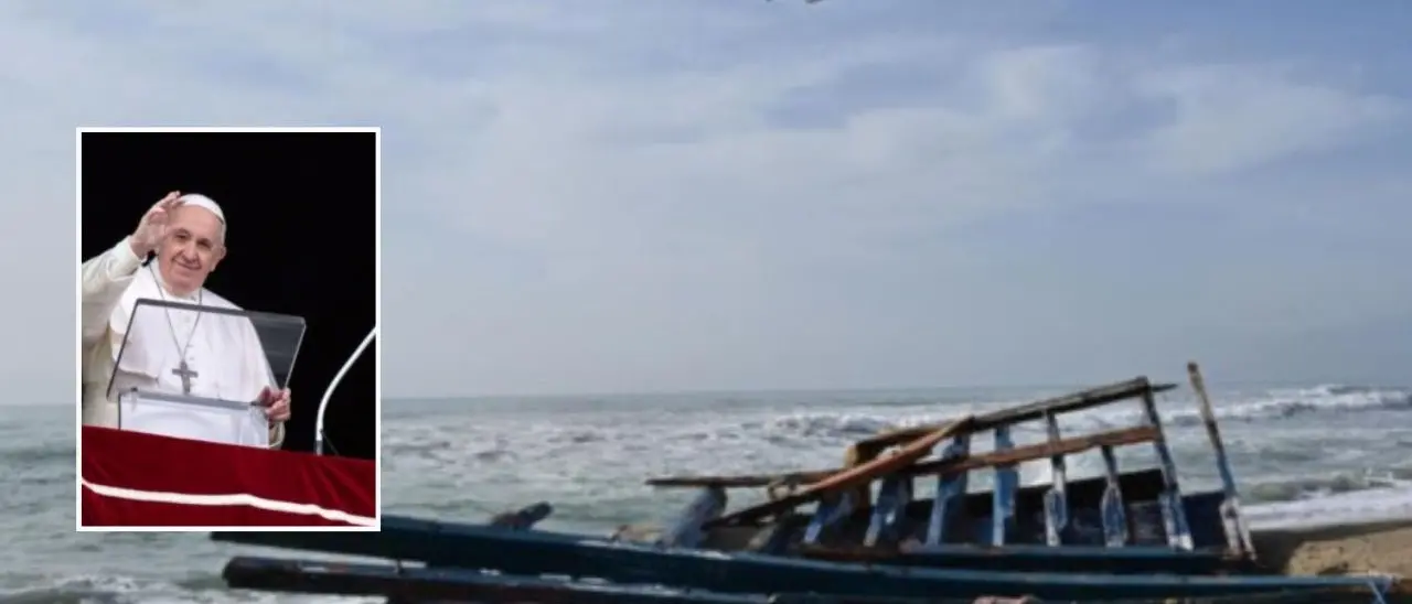 Strage di migranti, due sacerdoti donano al Papa un frammento di legno del barcone di Cutro