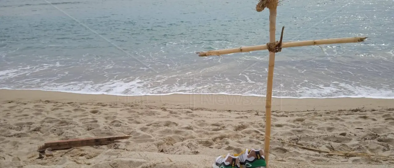 Sulla spiaggia di Cutro la “Profezia” di Pasolini, una poesia in croce per un cimitero senza croci