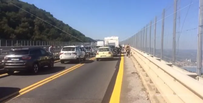 Mormanno, cisterna carica di gas impatta con un altro mezzo e si ribalta in autostrada: un ferito e traffico interrotto