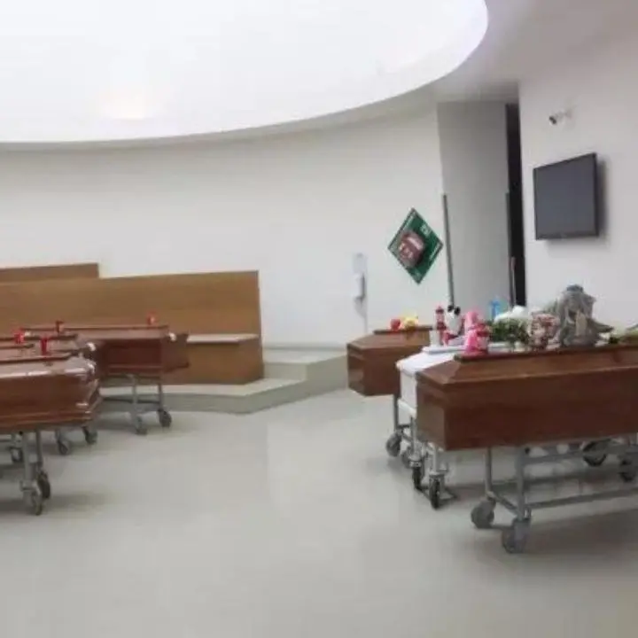 Strage di Cutro, le bare di sette migranti arrivate al cimitero di Bologna: c’è anche quella di un bambino