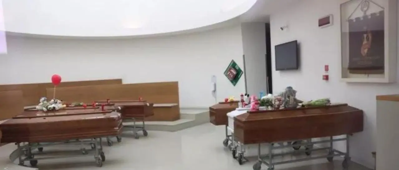 Strage di Cutro, le bare di sette migranti arrivate al cimitero di Bologna: c’è anche quella di un bambino