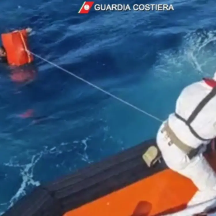 Migranti salvati al largo di Lampedusa, la Guardia costiera: «Non ci siamo mai sottratti al soccorso in mare»