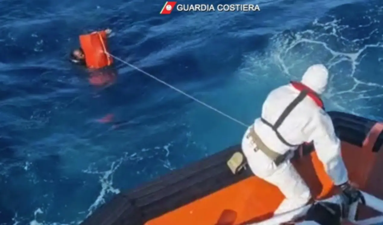 Migranti salvati al largo di Lampedusa, la Guardia costiera: «Non ci siamo mai sottratti al soccorso in mare»