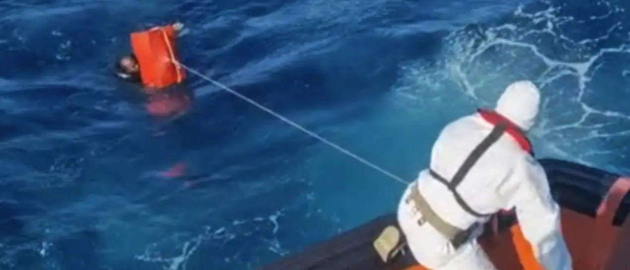 Migranti salvati al largo di Lampedusa, la Guardia costiera: «Non ci siamo mai sottratti al soccorso in mare»