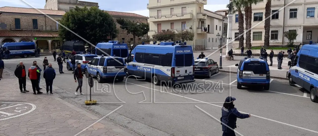 Cutro diventa “zona rossa” per il Consiglio dei Ministri: scuole e negozi chiusi