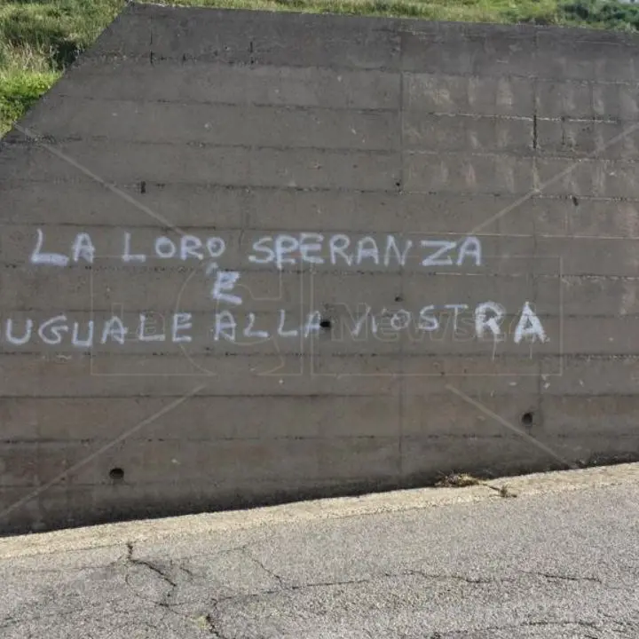 «Il Governo arriva, i morti restano»: le scritte contro Piantedosi a Cutro subito cancellate