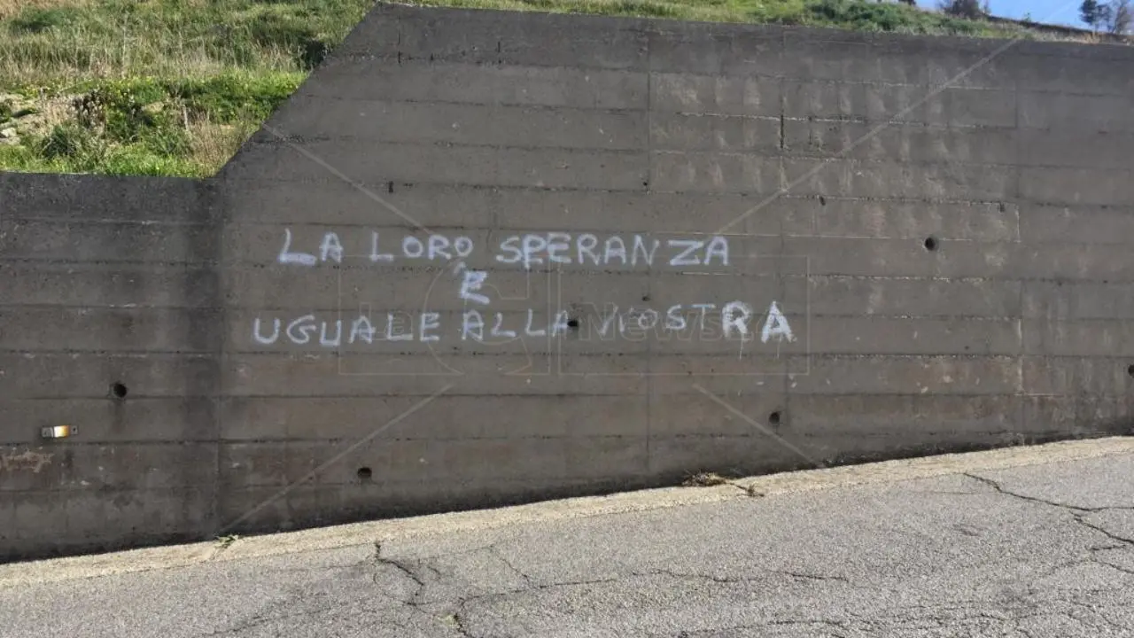 «Il Governo arriva, i morti restano»: le scritte contro Piantedosi a Cutro subito cancellate