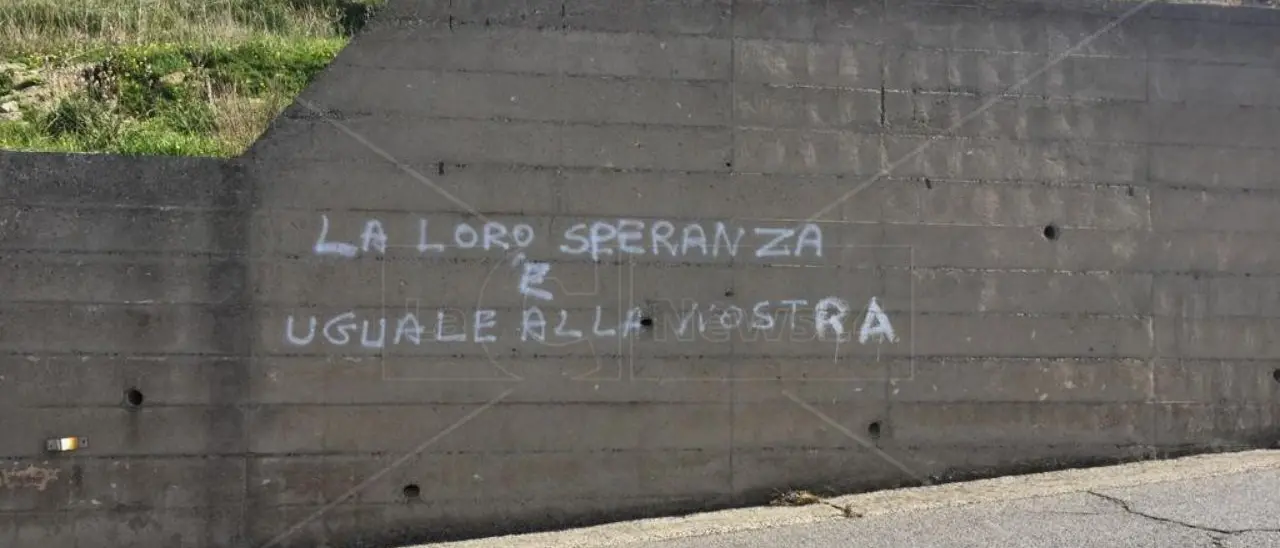 «Il Governo arriva, i morti restano»: le scritte contro Piantedosi a Cutro subito cancellate