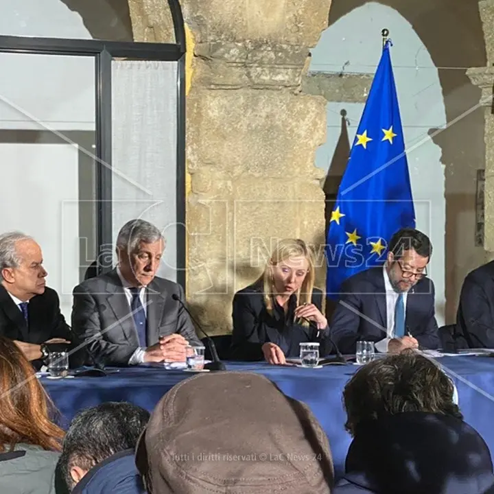 Cdm a Cutro, Meloni: «Andremo a cercare gli scafisti in tutto il mondo, lotta senza quartiere ai trafficanti di morte»