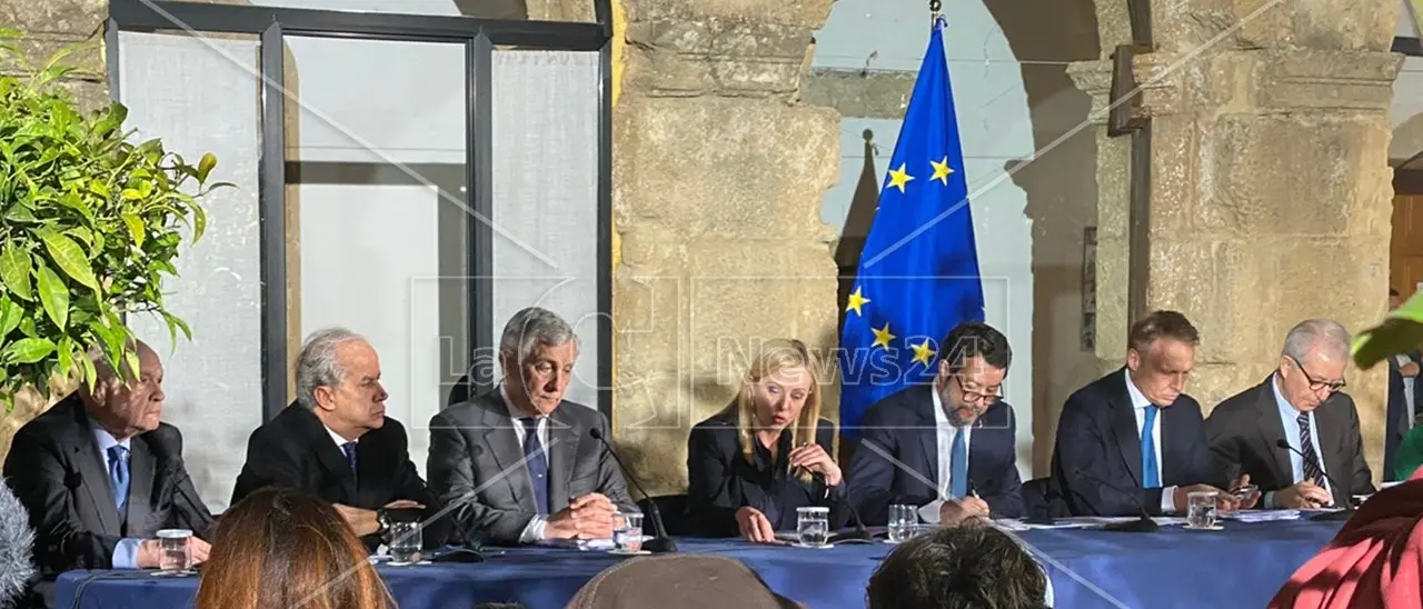 Cdm a Cutro, Meloni: «Andremo a cercare gli scafisti in tutto il mondo, lotta senza quartiere ai trafficanti di morte»