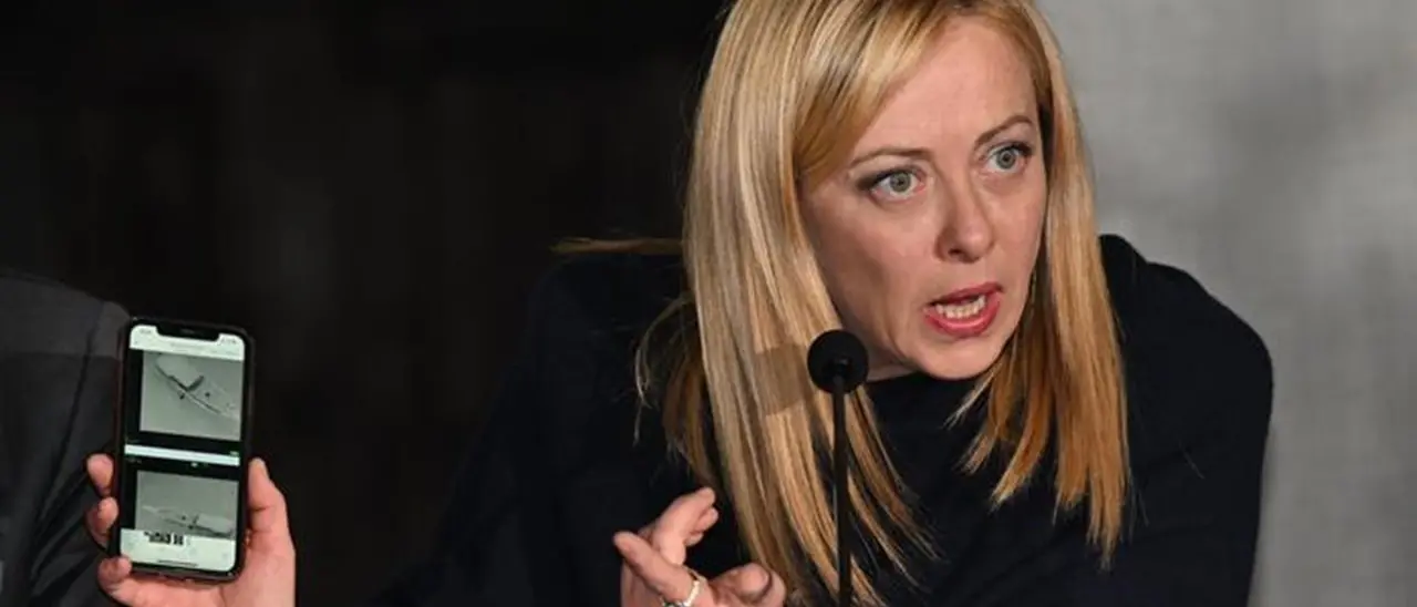 Meloni invita i familiari delle vittime a Palazzo Chigi. A Cutro scintille con i giornalisti: «Perché non è andata a trovarli oggi?»