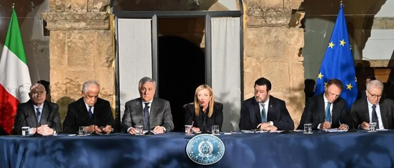 Migranti, dalle pene fino a 30 anni per gli scafisti agli ingressi legali: cosa cambia col decreto approvato a Cutro