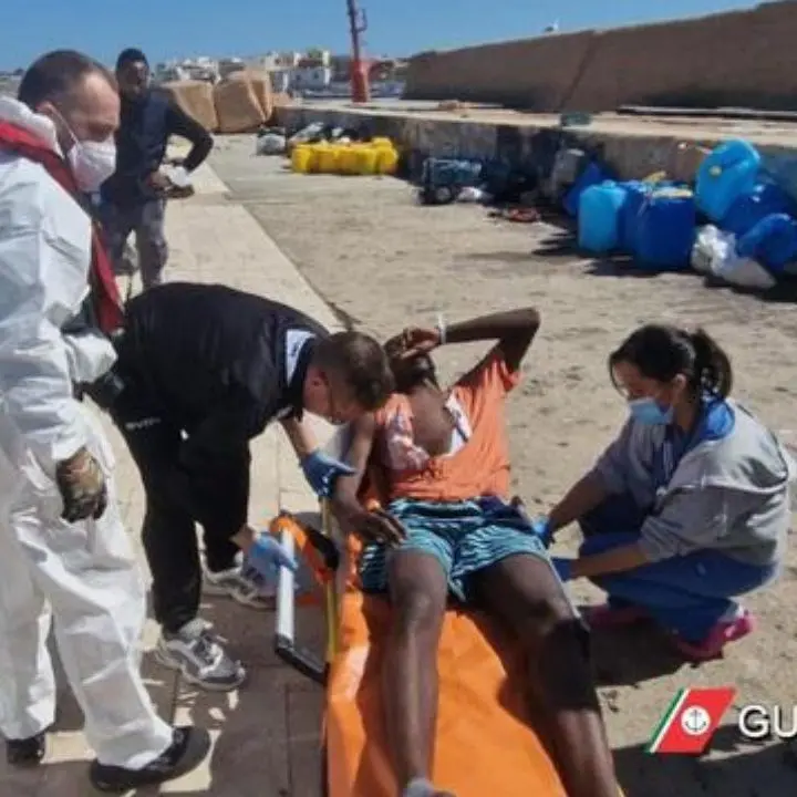 Migranti, barca affonda a Lampedusa: tutti salvi. Registrati 41 sbarchi in un giorno