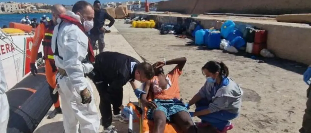 Migranti, barca affonda a Lampedusa: tutti salvi. Registrati 41 sbarchi in un giorno