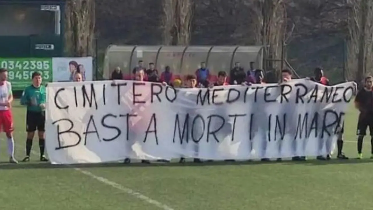 “Cimitero Mediterraneo, basta morti in mare”: squadra di calcio bergamasca multata per striscione in campo