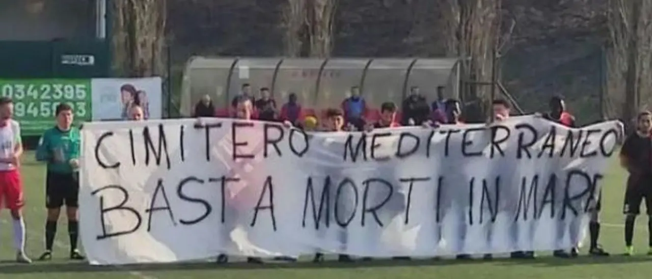 “Cimitero Mediterraneo, basta morti in mare”: squadra di calcio bergamasca multata per striscione in campo