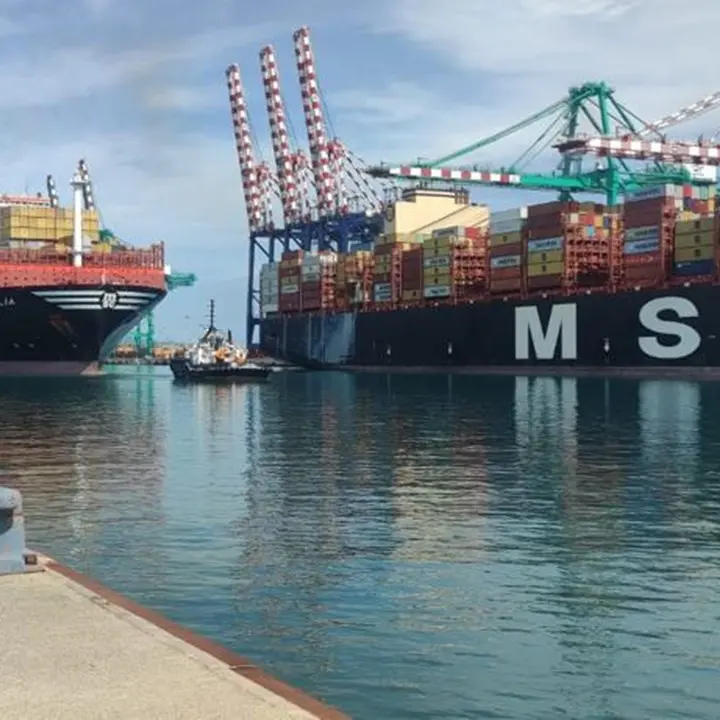 Nuovo record per il porto di Gioia Tauro: manovra di sorpasso fra due super portacontainer
