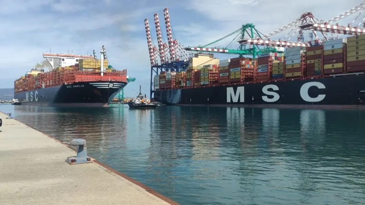 Nuovo record per il porto di Gioia Tauro: manovra di sorpasso fra due super portacontainer