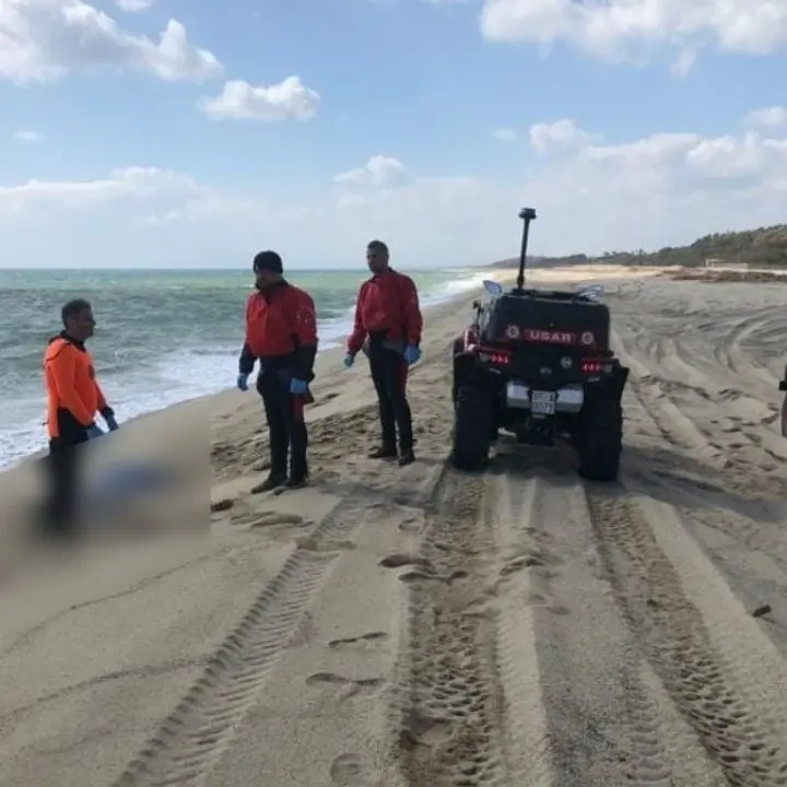Strage migranti, il mare restituisce un altro corpicino: recuperato un bimbo, salgono a 73 le vittime