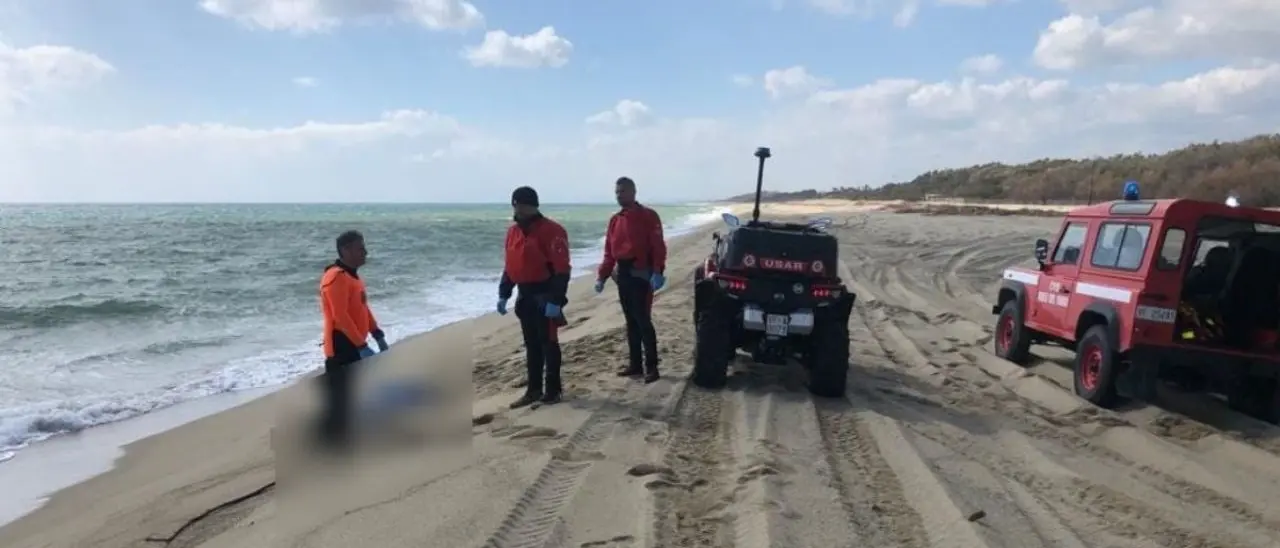 Strage migranti, il mare restituisce un altro corpicino: recuperato un bimbo, salgono a 73 le vittime