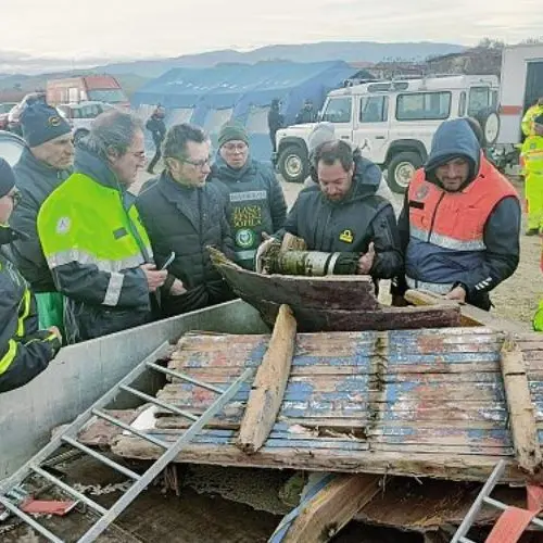 Naufragio di Cutro, graffette e chiodi arrugginiti tenevano insieme il barcone