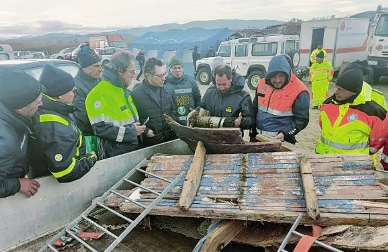 Naufragio di Cutro, graffette e chiodi arrugginiti tenevano insieme il barcone