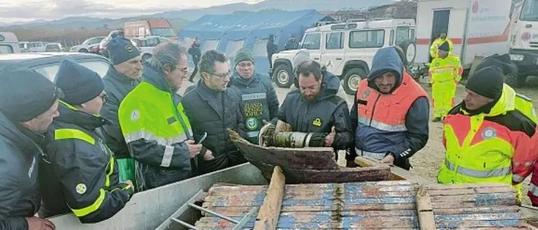 Naufragio di Cutro, graffette e chiodi arrugginiti tenevano insieme il barcone
